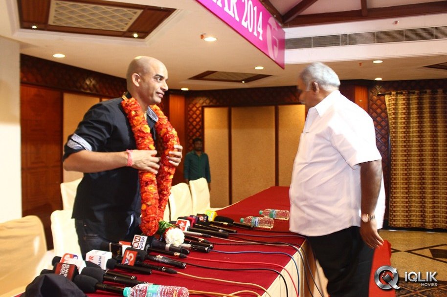 Yevadu-Movie-Success-Tour